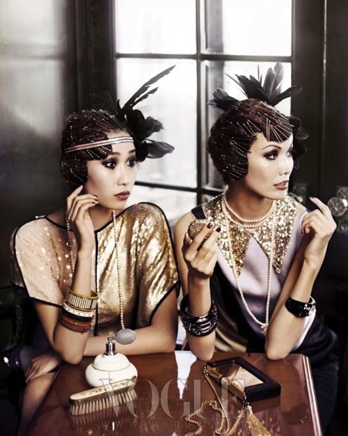 Девушки в золотых платьях в стиле Гэтсби, шляпки с перьями